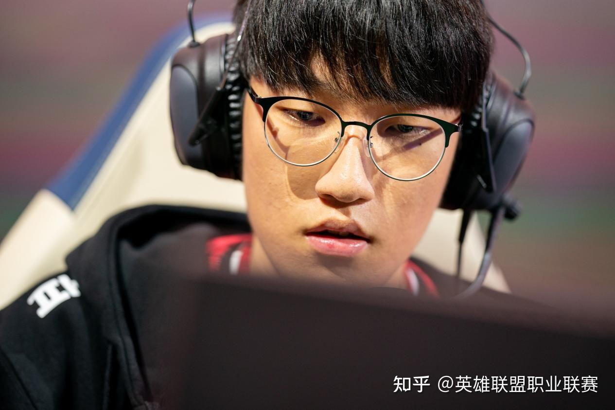  Doinb重要时刻败北，C9带队取胜！观众掌声雷动