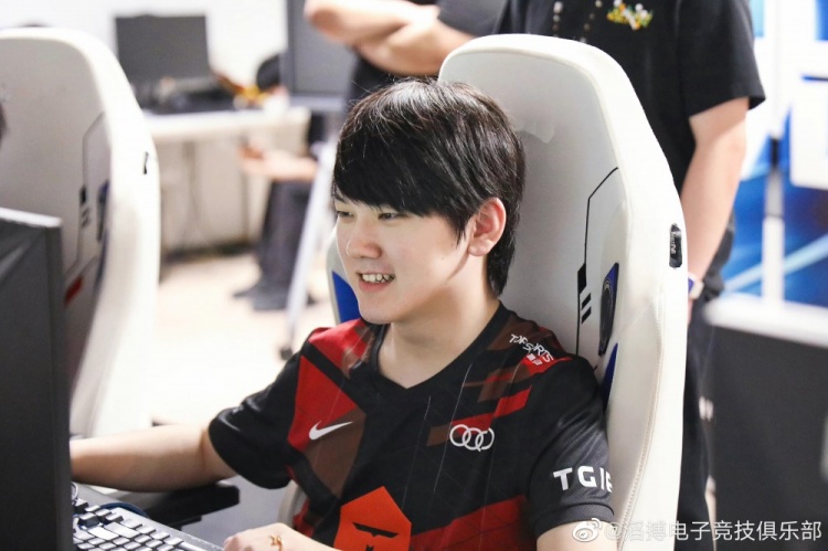 包含JackeyLove新星最后时刻胜出表现突出，RNG前途光明！热度持续攀升的词条